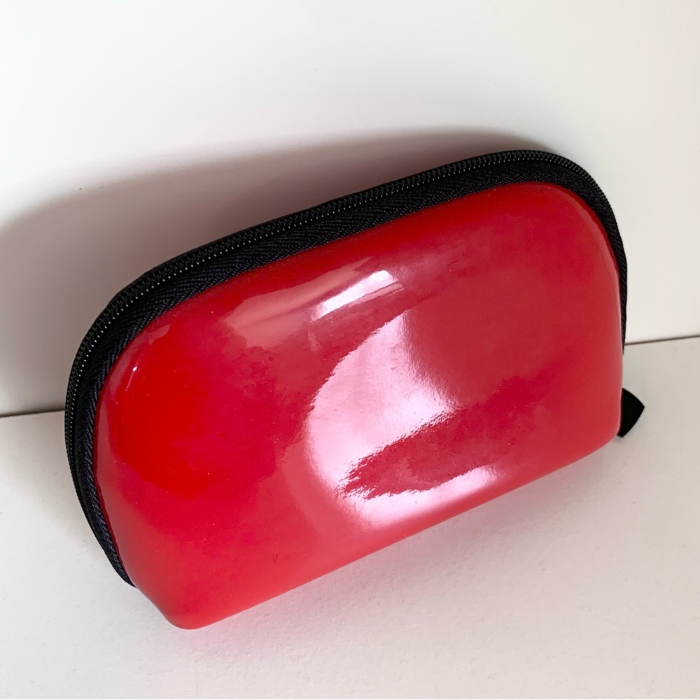 Hold Chanel Red zippy pouch - Picture 11 of 15